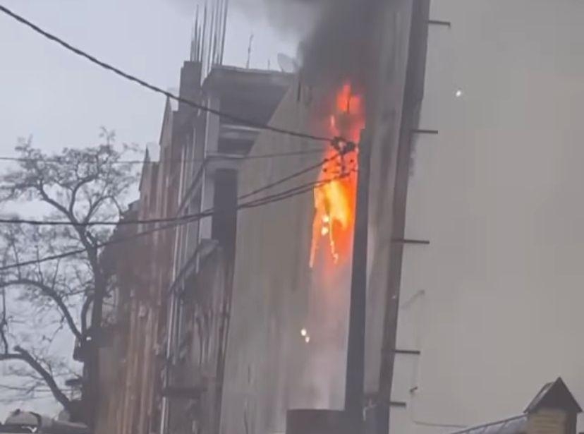 В центре Ростова загорелся аварийный дом на Шаумяна