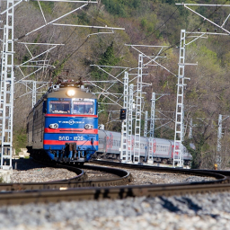 В Ростовской области из-за обрушения здания на пути задержаны 13 поездов
