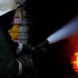 На Дону произошел пожар на складе: спасены трое