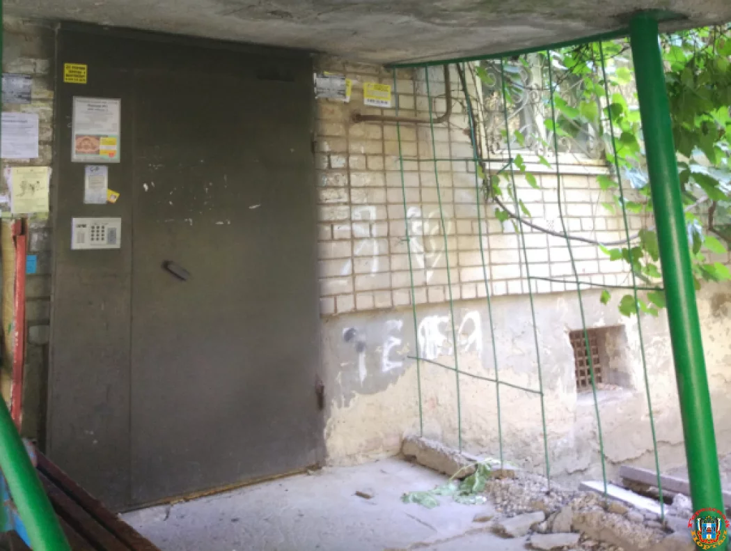 Погибнуть под обломками аварийного козырька подъезда боятся жильцы многоэтажки в Ростове Погибнуть под обломками аварийного козырька подъезда боятся жильцы многоэтажки в Ростове