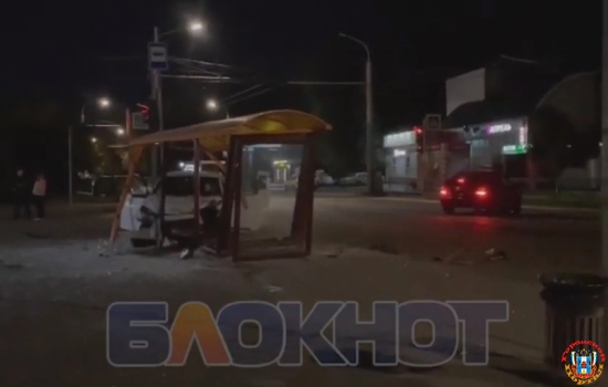 В Ростове иномарка снесла стеклянную остановку после ДТП