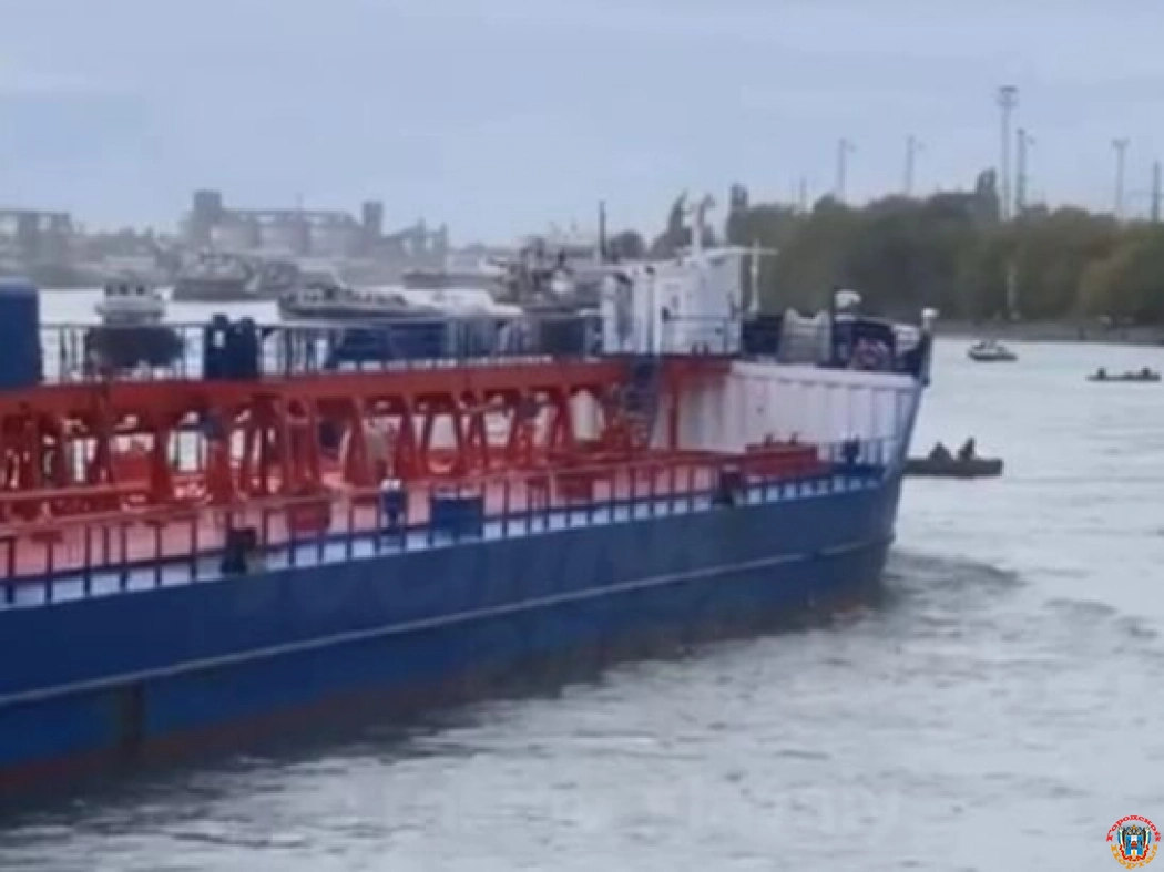 В Ростове рыбаки в лодке едва не попали под грузовое судно