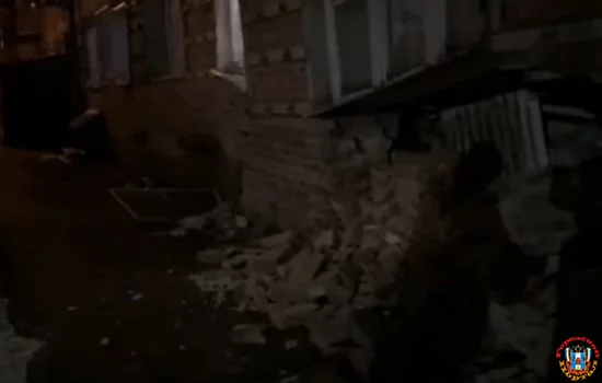 Часть жилого дома рухнула на Нариманова