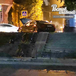 В Ростове иномарка по ступенькам выехала на аллею на Пушкинской