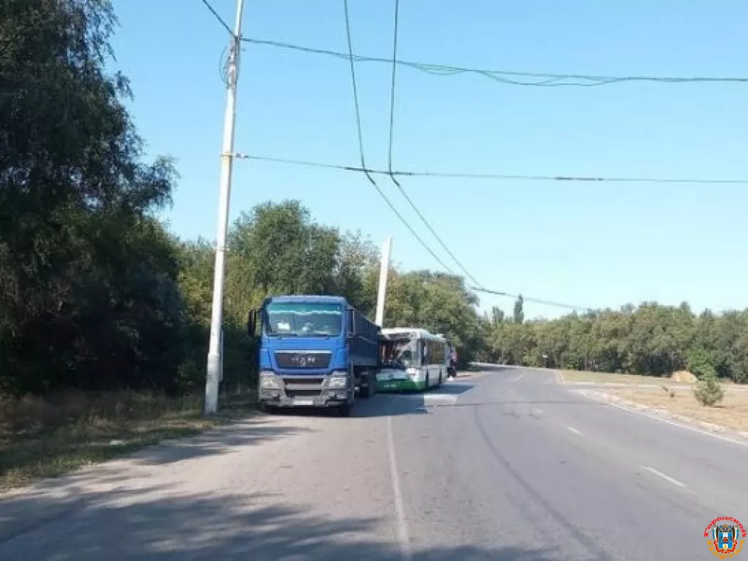 На трассе в Ростовской области водитель автобуса врезался в грузовик