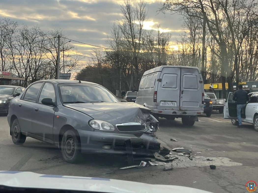 В Ростове водитель иномарки спровоцировал ДТП и покинул место аварии