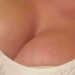 Веселые брюнетки призвали ростовчан отличить по фото соблазнительную грудь от попы