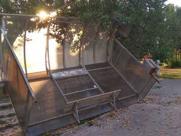 Ласковый летний ветерок уронил остановку и обвалил кладку дома в центре Ростова