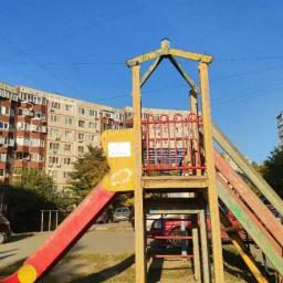 Полуразрушенную и травмоопасную детскую площадку просят починить ростовчане