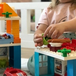Маленькая девочка едва не задохнулась, играя с конструктором «Лего» в Ростове