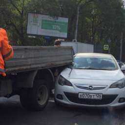 Автоледи на белом «Опеле» залезла под «Газель» в Ростове