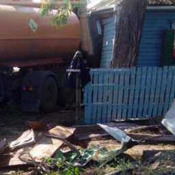 Огромный бензовоз «зашел в гости» в частный дом под Ростовом