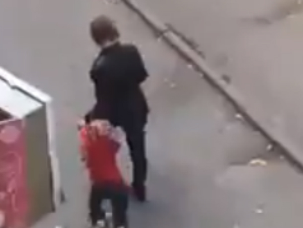 Отбивающийся от женщины с криками «отстаньте» маленький ребенок шокировал ростовчан на видео