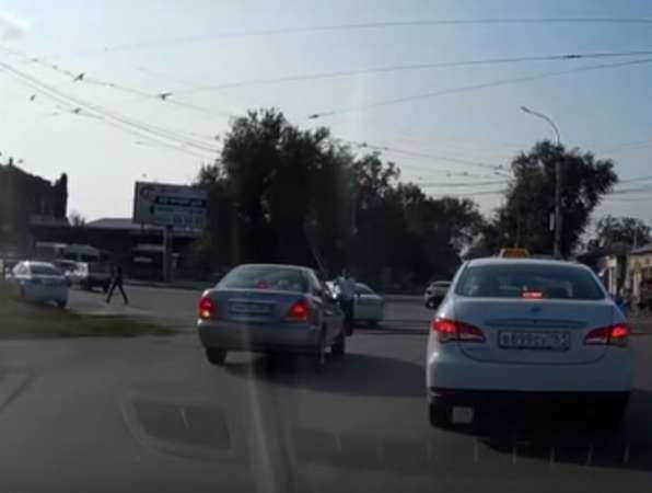 Выстроившиеся в очередь за протоколами автомобилисты на встречке под Ростовом попали на видео