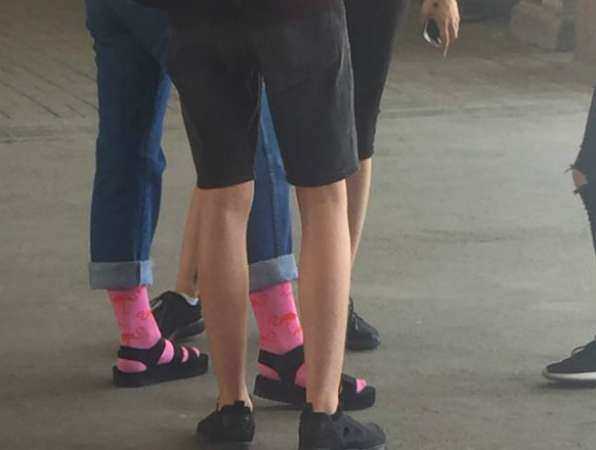 Суровая ростовская модница в 40-градусную жару утеплилась розовыми носками