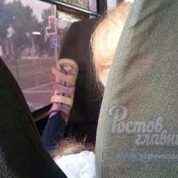 Задравший ноги выше головы ребенок и его "яжемать" довели до белого каления пассажиров автобуса в Ростове