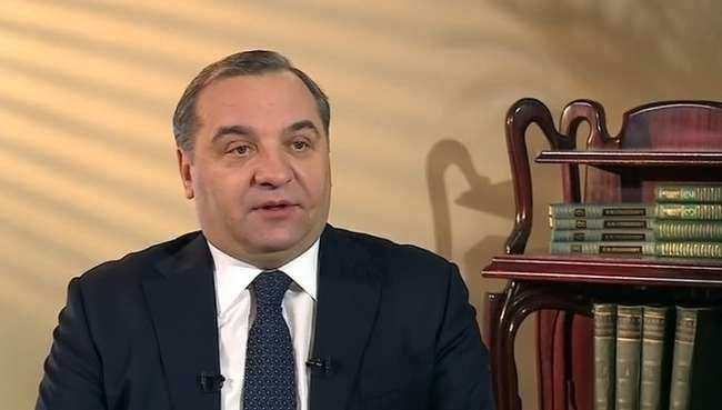 Пучков подарил Кадырову генеральский кортик Пучков подарил Кадырову генеральский кортик