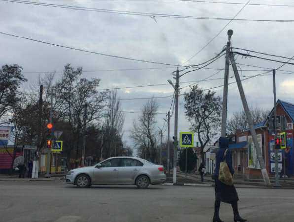 В Константиновске Ростовской области установили первый светофор в городе