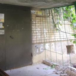 Погибнуть под обломками аварийного козырька подъезда боятся жильцы многоэтажки в Ростове