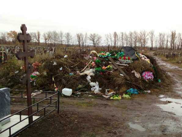 Горы мусора на кладбище под Ростовом стали главной проблемой гуковчан