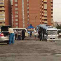 В Ростове маршрутка провалилась в яму с водой