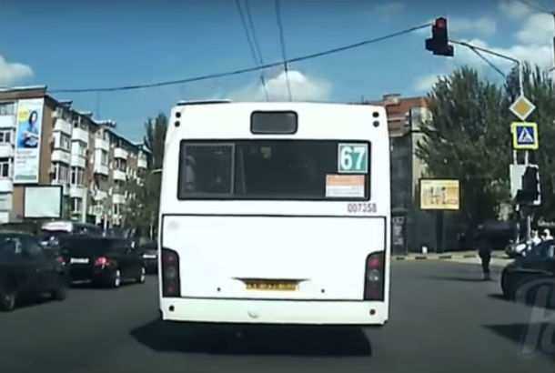 Нагло проехавший на красный пассажирский автобус в Ростове попал на видео
