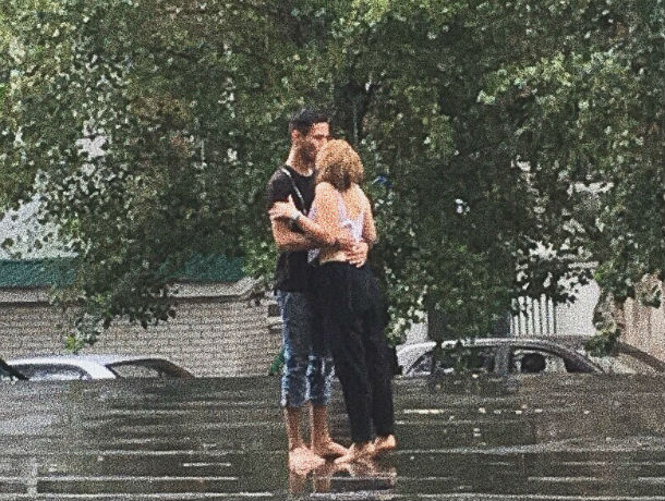 Жаркие поцелуи влюбленной парочки под проливным дождем заставили ростовчан поверить в любовь Жаркие поцелуи влюбленной парочки под проливным дождем заставили ростовчан поверить в любовь