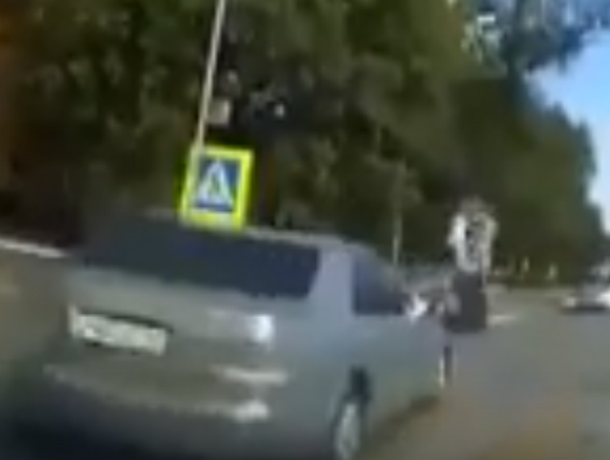 Жесткий наезд иномарки на переходившего дорогу по «зебре» школьника в Ростовской области попал на видео