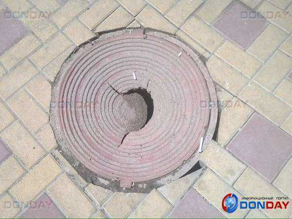 В центре Ростова лопнула крышка канализационного люка