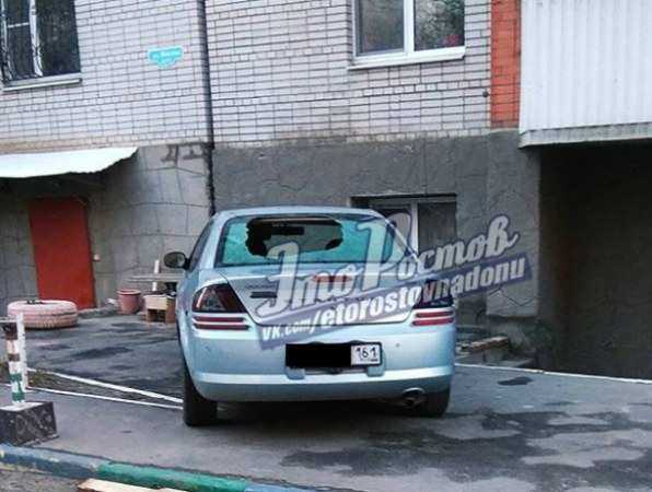 Жильцы многоэтажки продырявили припаркованный под их окнами автомобиль в Ростове Жильцы многоэтажки продырявили припаркованный под их окнами автомобиль в Ростове