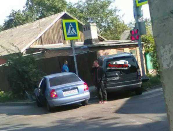 Двое горе-водителей «постучались» в дом на «проклятом» перекрестке в Ростове