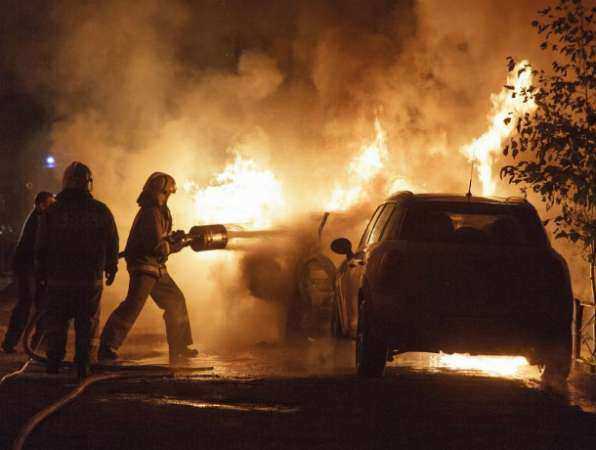 Припаркованный у обочины Lexus вспыхнул как факел и сгорел дотла в Ростове