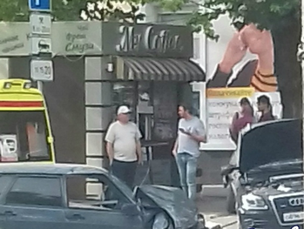 Представитель русского автопрома протаранил Audi в центре Ростова