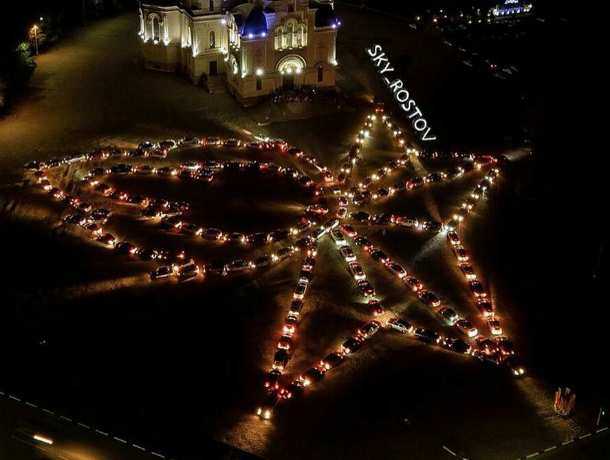 Удивительную огромную фигуру Вечного огня построили из «светящихся» автомобилей жители Ростовской области