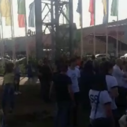 Эвакуированные из "Меги" покупатели оказались в ловушке без воды и с маленькими детьми