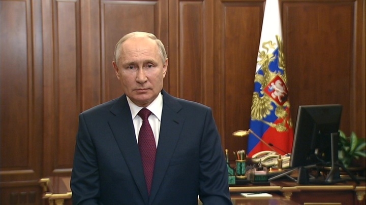 Путин наградил татарстанцев почетными званиями и медалями
