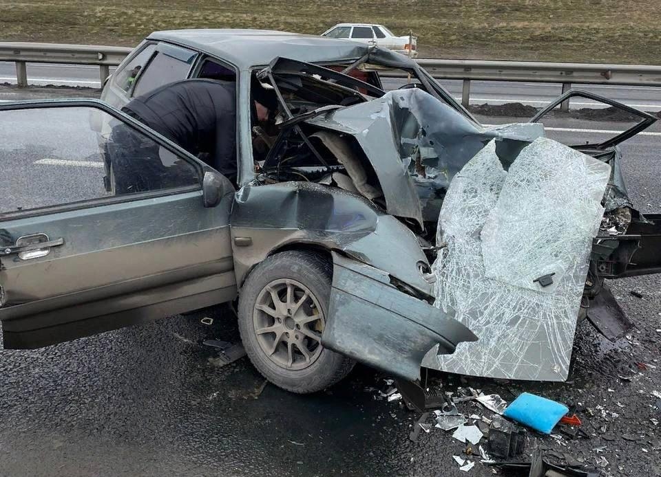 На трассе в Ростовской области водитель ВАЗа погиб после столкновения с трактором