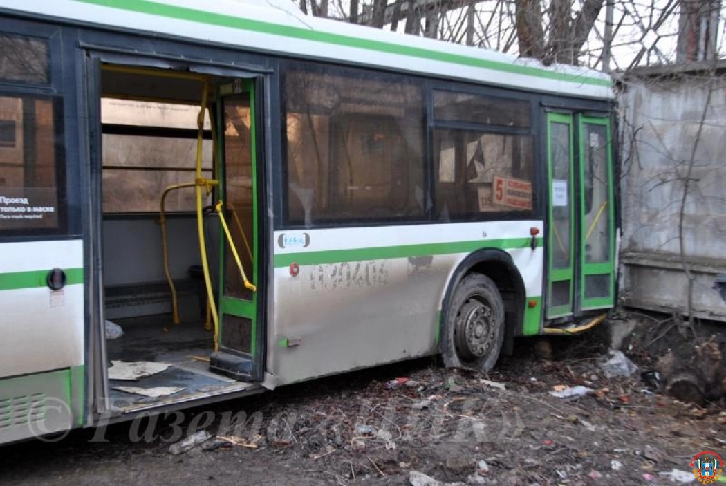 В Каменске-Шахтинском 11 человек пострадали из-за врезавшегося в стену автобуса