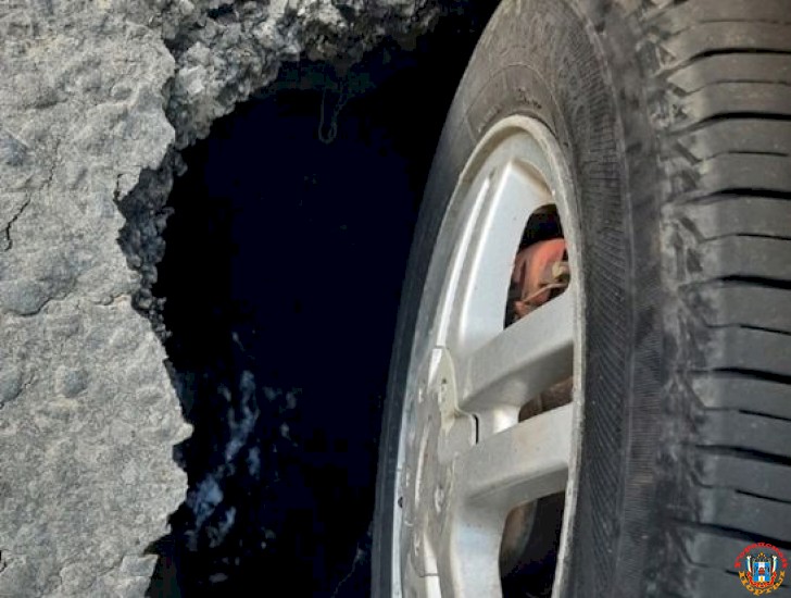 В Ростове под автомобилем провалился асфальт