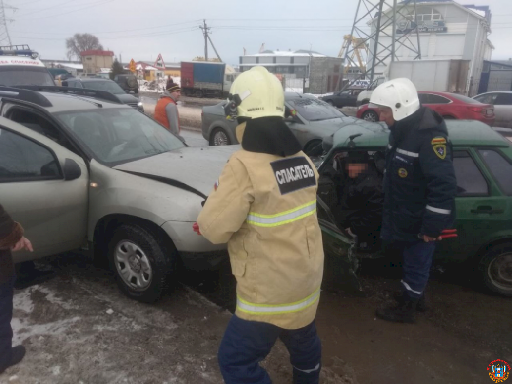 В Ростовской области водитель чудом выжил в зажатом после ДТП авто