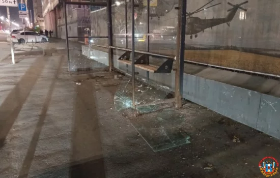 Вандалы снова разгромили остановку на улице Текучева