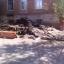 «Кругом мусор из-за стройки»: в Ростове жильцы дома пожаловались на рабочих, ремонтирующих крышу 1