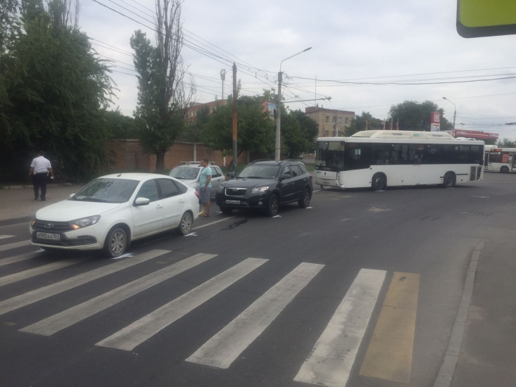 В Ростове пассажирский автобус врезался в иномарку