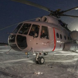 Вертолет с людьми на борту совершил жесткую посадку в снег в НАО
