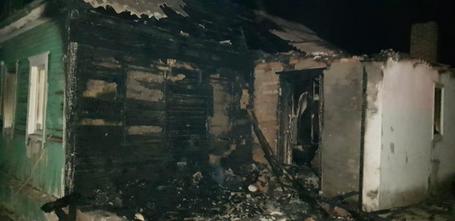 Таксист, сосед и пожарный спасли маленьких детей из горящего дома в Ростовской области