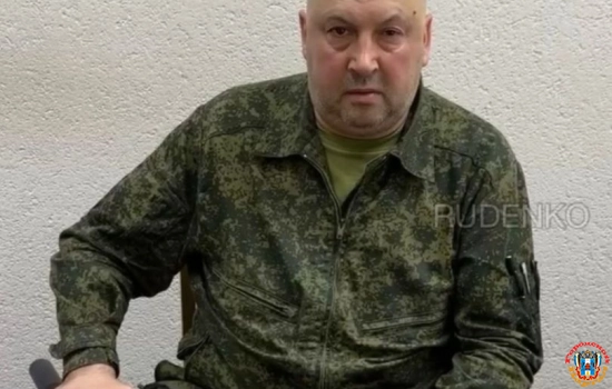 Мы одной крови, - сказал Суровикин, держась за пистолет-пулемет.