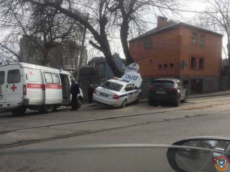В центре Ростова машина ДПС попала в аварию