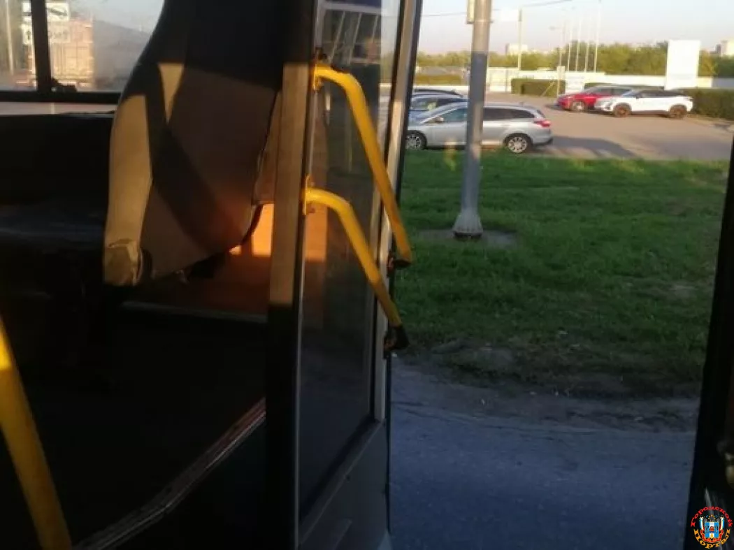 В Ростове водитель автобуса № 74 вез пассажиров в жару с открытой дверью