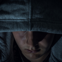 В Шахтах грабитель срывал с горожанок золотые цепочки и убегал