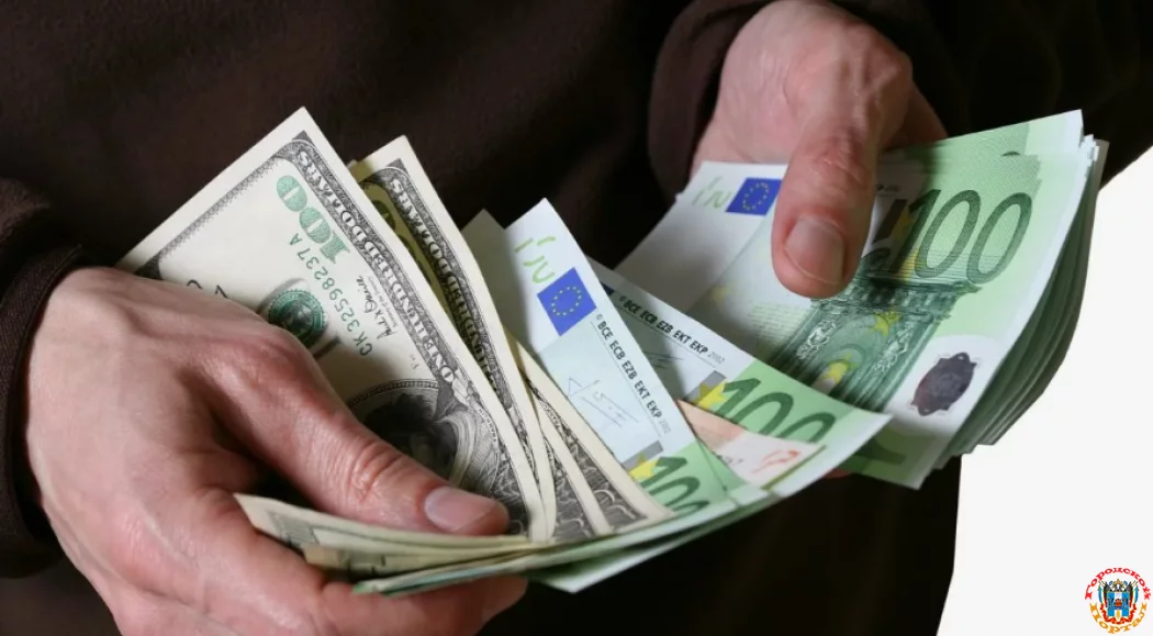 Как не потерять сбережения, стоит ли скупать валюту - отвечают экономисты